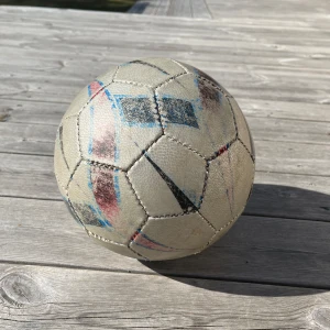 Grå Fotboll - Använd fotboll i storlek 5. Läcker inte.  Kan hämtas i Vallentuna.