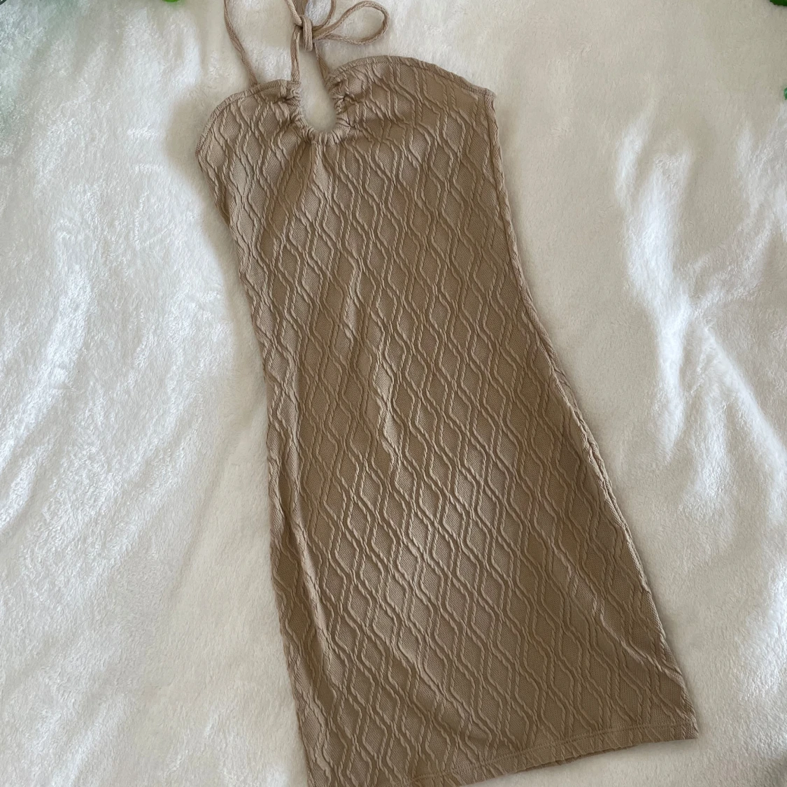 Beige ribbad halterneckklänning från H&M