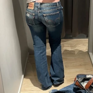 Levis jeans - Säljer ett par Levis 527 lågmidjade jeans med bootcut. Samma modell men en annan färg än första bilden💞storlek 28/32, men passar på mig som har 26/32 eller 27/32 också. Liten slitning i tråden på ena bakfickan (se sista bilden).