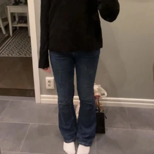 Blå bootcut jeans - Säljer ett par klassiska marinblå lågmidjade bootcut jeans med normal passform. Storlek 36. Pris går att diskutera! Passa på nu med gratis frakt!