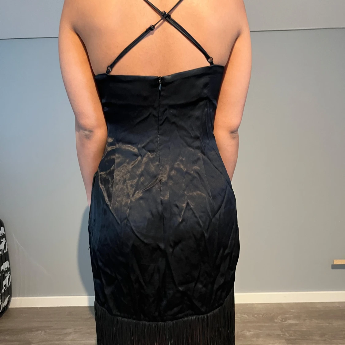 Svart klänning med fransdetaljer - 3