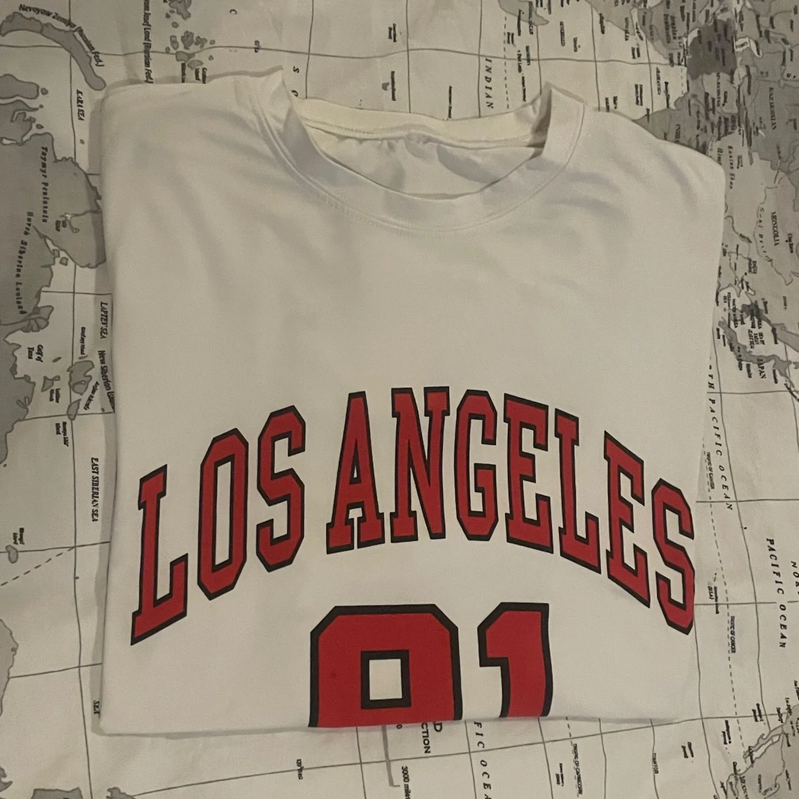Vit t-shirt med Los Angeles-tryck