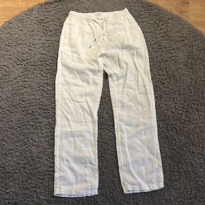 Stilren linnebyxor från East West - Svinsköna linnebyxor ifrån East West. Inga skador eller hål. Säljer dom för behöver pengar. Pris kan diskuteras vid snabb affär!!
