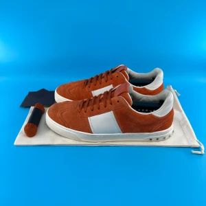 Valentino Flycrew 41 - Knappt använda och i nyskick - storlek 41 (passar 42) - alla nitar kvar - tillverkas inte längre och väldigt eftertraktade - dustbag, extra snören och valentino kort medföljer skorna 