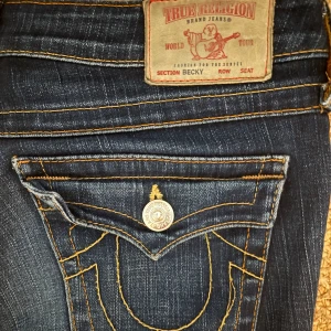 Lågmidjade bootcut true religion jeans - Midjemått: ca 38. Jag är 155 och de är för långa, därför slitage vid slutet av benen. Skriv för frågor eller intresse💖