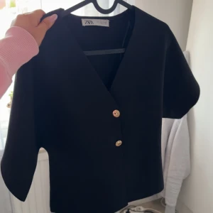 Tröja Zara  - Jättefin svart tröja i nyskick från Zara använd 1 gång!💕