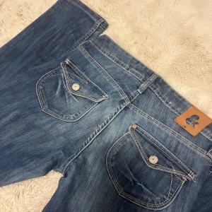 Lowwaist vintage jeans  - säljer ett par super snygga jeans som tyvvär är för små men super snygga.  De är straight men man kan sy de botcut. Storlek 158❤️super bra skick inga defekter 