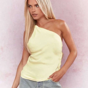 Gul topp - Jättefin fest topp i gul. Jättefin till sommaren. Prisöapp kvar och qldrig använd. Säljer för den va för liten❤️