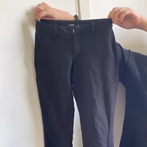 Svarta kostymbyxor från Bik Bok - Jätte fina på dom är lågmidjade