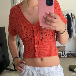 Roströd virkad kofta från H&M - Jätte fin virkad topp köpt på vinted. Den är i bra skick och har aldrig använt den❤️