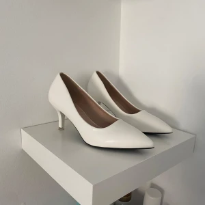 Vita klackskor - Jätte fina vita klackskor som endast är använda 1 gång💗