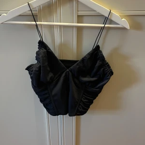 Svart linne - Ett fint svart linne som aldrig är använd. I storlek M men hade kunnat passa S. 