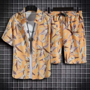 Gul, unik t-shirt med matchande shorts - T-shirt och shorts säljs tillsammans för 285kr.  Säg till om du vill ha t-shirt enskilt. Väldigt unik mönster med knappar i mitten. Perfekt för sommaren.