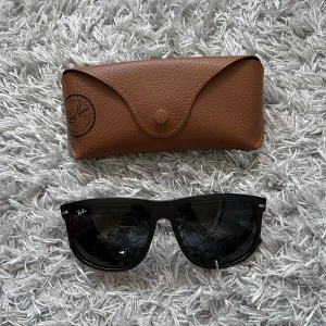 Ray-Ban Boyfriends  - Säljer ett par sköna RB 4147! | Mycket fint skick på både glaset och ramen! | De kommer med fodral! | Storlek 60:15. | Ställ gärna frågor innan du köper!