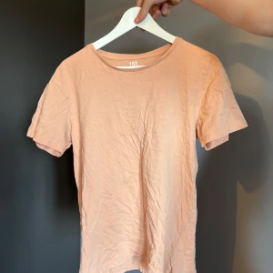 Persikofärg t-shirt  - En enkel och stilren persikofärgad t-shirt. T-shirten har rund halsringning och korta ärmar. Nyskick, skriv för funderingar❤️