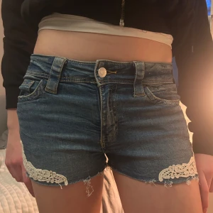 Jeansshorts med spetsdetaljer - Snygga blå jeansshorts med vita spetsdetaljer🤩Egentligen från barnavdelningen i en storlek 152 men skulle säga att dom även passar en xxs/xs i storlek🌸