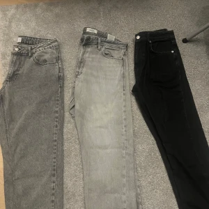 Tre par jeansbyxor i olika grå och svart nyans - Säljer tre par jeansbyxor från ONLY & SONS , asos och jack and jones i olika grå och svart nyans. Klassisk femficksmodell med dragkedja och knapp. Perfekta för dig som gillar stilrena och enkla jeans. Storlekarna är W32 L32 och 33/34.