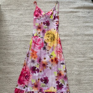 Sommarklänning - Jättefin klänning som jag hade på skolavslutningen förra året. Säljer så jag inte riktigt får användning för den. Som sagt endast använd en gång så den är i princip i nyskick. Storleken xs är lite missvisande så jag mer skulle kall den one size. Den passar alla då den är stretchig dessutom. Köparen står för frakt om vi inte kommer överens om annat❤️