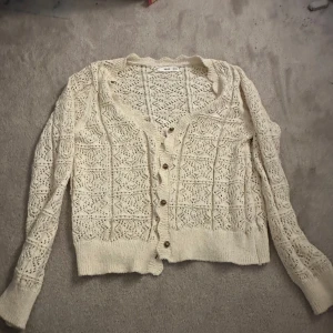 Virkad kofta - Säljer min jättegulliga virkade kofta från mango!💗