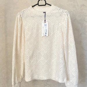 Vit spetsblus  - Superfin vit blus i spets i nyskick!