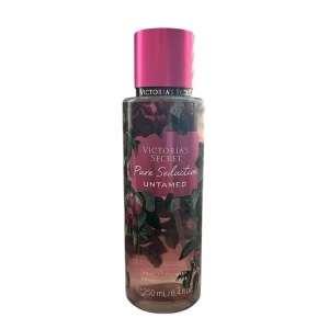 Victoria's Secret Pure Seduction Untamed Body Mist - Har en söt doft med hint av bär och blommor 🤍 Köpt för 250 kr, andra bilden visar hur mycket som är kvar 🫶🏼