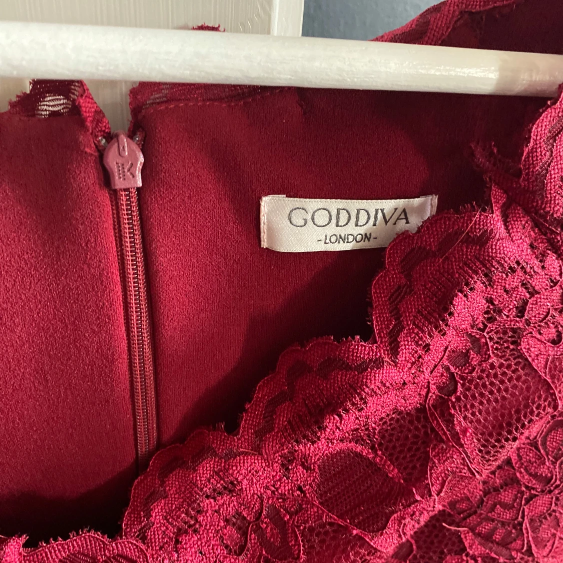 Vinröd spetsklänning från Goddiva - 1