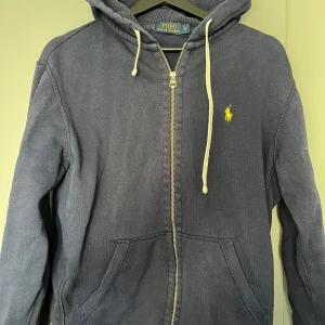 Hoodie Ralph Lauren - Mörkblå hoodie från Ralph Lauren. Storlek M