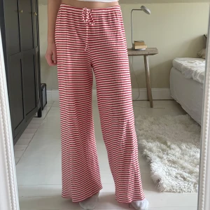 Rödvit randiga byxor från Gina - Superbekväma rödvit randiga mjukisbyxor från Gina Tricot. Byxorna är i mycket bra skick och säljer dom då de är lite för korta för mig i längden (är 175cm)