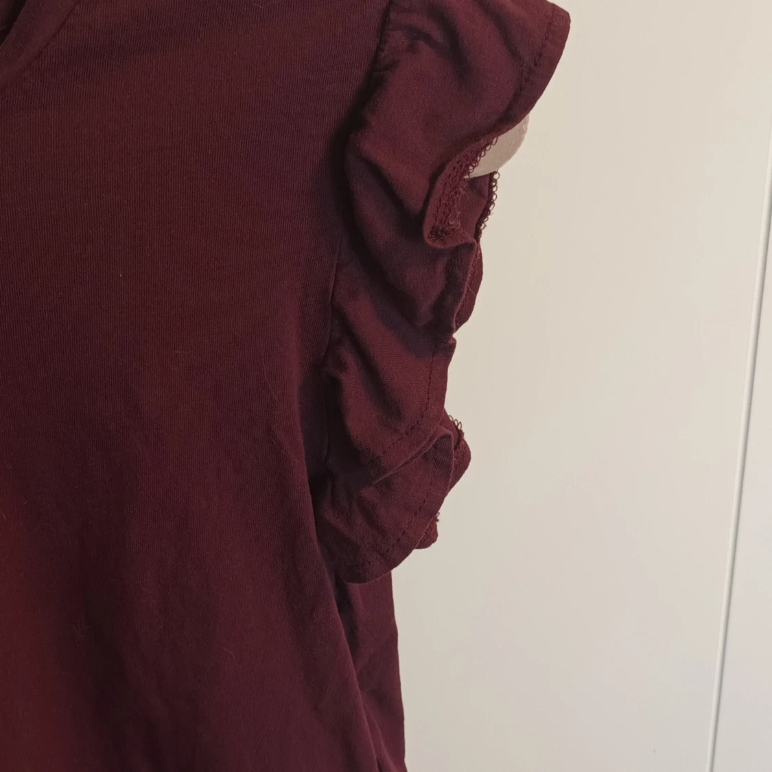 Vinröd topp med volangärmar - 4