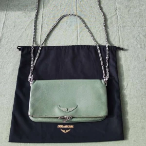 Grön axelväska från Zadig & Voltaire - Snygg grön axelväska från Zadig & Voltaire. Väskan har ett stilrent och modernt utseende, perfekt för att lyfta din outfit. Finns kvitto och äkthetsbevis❤️ Köpte väskan för 3700kr 