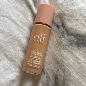 e.l.f. Halo Glow Liquid Filter Shade 1 Fair - Glow booster från e.l.f. i nyansen Shade 1 Fair. Endast testad på handen - pris kan diskuteras🌸