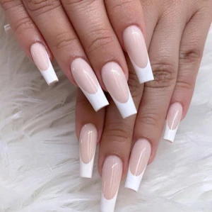Fransk manikyr med långa fyrkantiga tippar - Snygga lösnaglar med klassisk fransk manikyr. Naglarna är långa och har en fyrkantig form med vit tipp och naturligt ljusrosa bas. Perfekt för dig som vill ha en stilren och elegant look. 150kr