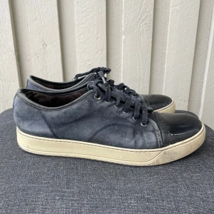 Lanvin skor - Nu säljer jag dessa mörkblåa skor från Lanvin. Dem är lite slitna på framsidan men annars i väldigt bra skick. Ena snöret är även lite längre än det andra. Hör av er vid minsta lilla fråga. Pris kan diskuteras vid snabb affär. 