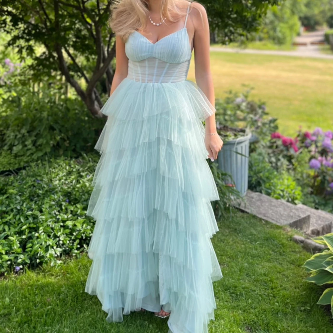 Turkos balklänning med volanger