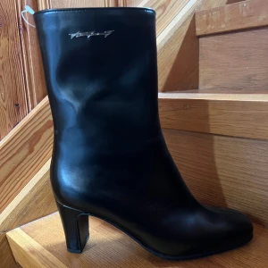 Svarta boots med klack och dragkedja - Säljer ett par stilrena svarta boots i skinn med medelhög klack och rund tå. 