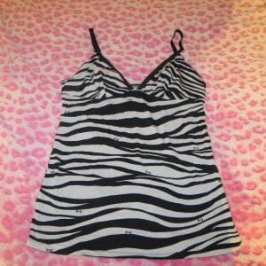 Zebramönstrad linnetopp från Dolce & Gabbana - Linnetopp från Dolce & Gabbana. Från underwear men går såklart att använda som vanlig topp också😁💞det står storlek L men jag har S/M och den passar mig bra.😅