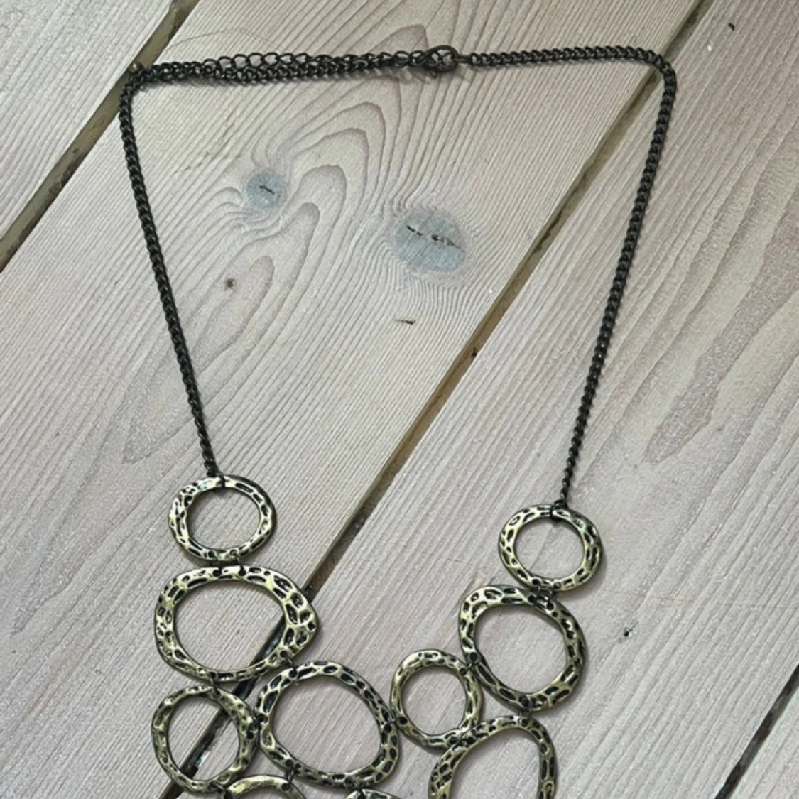 Halsband med stora ovala länkar i antikguld - 1