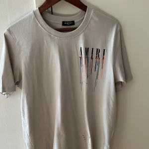 Amiri T-shirt - Skitsnygg t-shirt från Amiri. Säljer pga att den inte kommer till användning längre. Hör av dig vid eventuella frågor!! Nypris 2700kr!