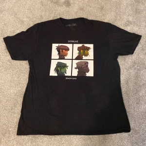 Gorillaz t-shirt - Svart Gorillaz t-shirt. Perfekt för fans av bandet.