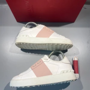 Valentino skor - Hej! Säljer nu mina skor från märket Valentino, storlek 35.5  bra skick, givetvis äkta. Tveka inte på att höra av dig om du har frågor eller funderingar kring skorna! 