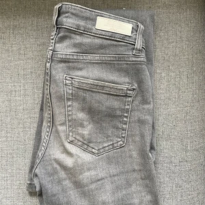 gråa jeans  - ett par gråa boot cut Low waist jeans från only. Andvända fåtal gånger. Priset går att diskutera💕