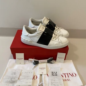 Svarta valentino opens herr 44 - Svarta Valentino opens (Storlek 44) Mycket bra skick //  100% autentiska kvitto, box och dustbag ingår //  Pris kan diskuteras //  Skriv vid minsta fråga eller fundering💯🤝