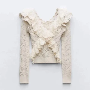 Beige stickad volangtröja från Zara - Supersöt beige stickad tröja från Zara med volangdetaljer och omlott-design. Tröjan har lång ärm och v-ringning, samt ett fint spetsmönster i materialet. Är i storlek M och har knappt använt den, pris går att diskutera 💕💕
