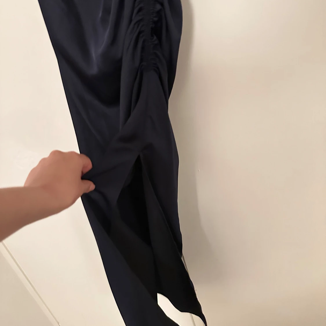 Marinblå långklänning med oneshoulder - 1