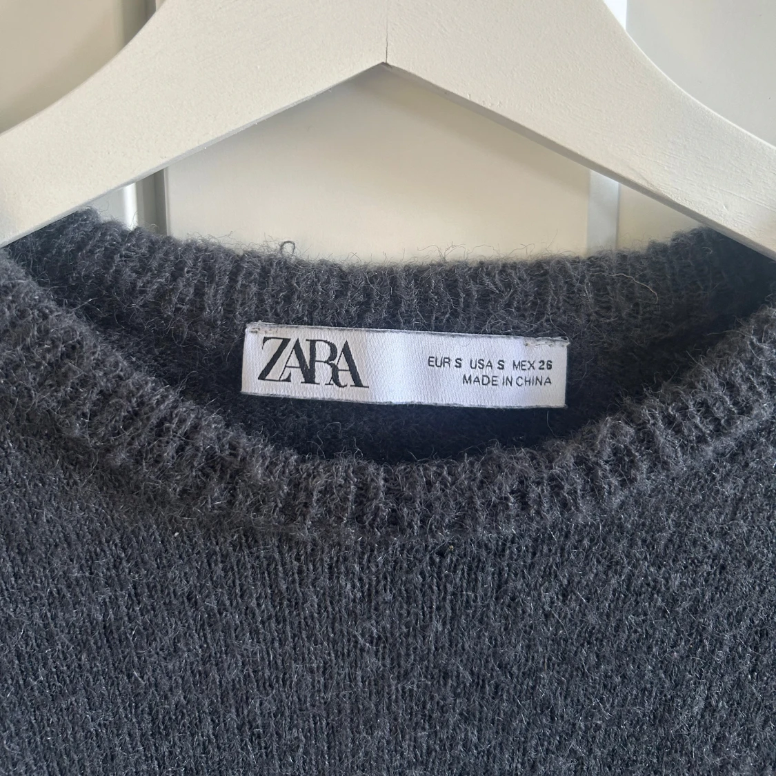 Mörkgrå stickad tröja från ZARA - 2