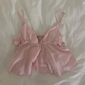 Söt topp från Subdued - Söt rosa linnetopp med volangdetaljer. Aldrig använd, jättebra skick! Ganska kort och superbra för varma sommardagar. 