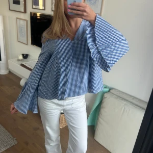 Blårutig blus med volangärmar - Super fin blus💕