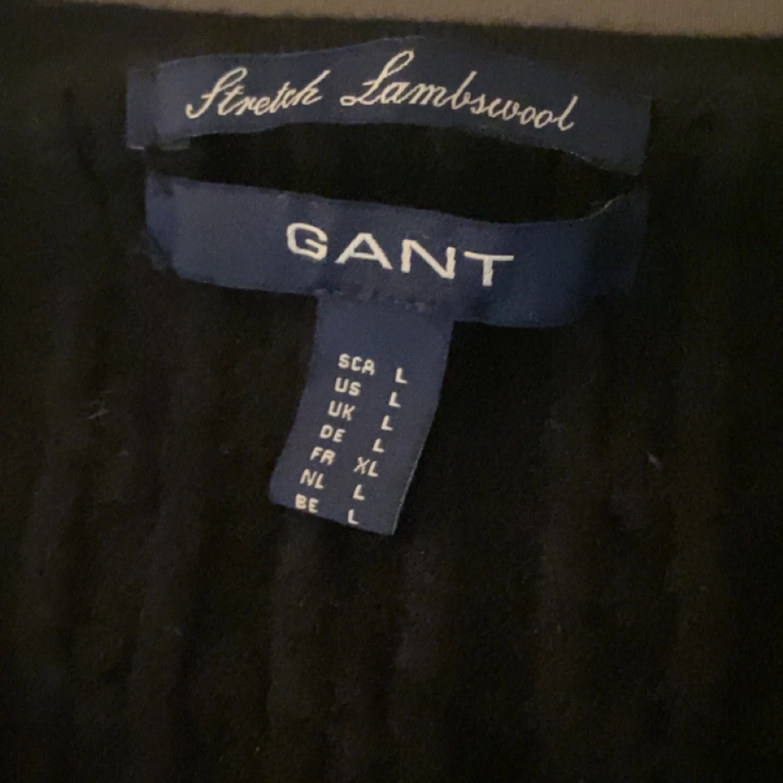 Svart ribbad stickad tröja från GANT - 1