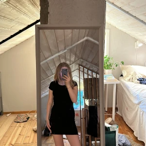 Svart ribbad kortklänning från Primark - En svart ribbad kortklänning från Primark med rund halsringning och korta ärmar. Klänningen har en tight passform.