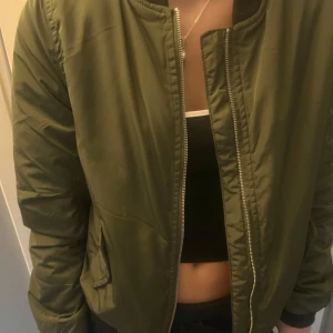 Olivgrön bomberjacka från ZAC & ZOE - Säljer en olivgrön bomberjacka från ZAC & ZOE Paris. Perfekt nu inför våren!!